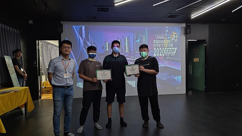 電遊學程鄭郁翰講師(左1)輔導學生參與2023 元宇宙虛擬網紅創作設計大賽榮獲佳作