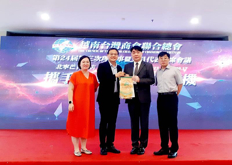 鐘俊顏副校長(左2)代表致贈錦旗予越南台灣商會聯合總會簡智明總會長(右2)