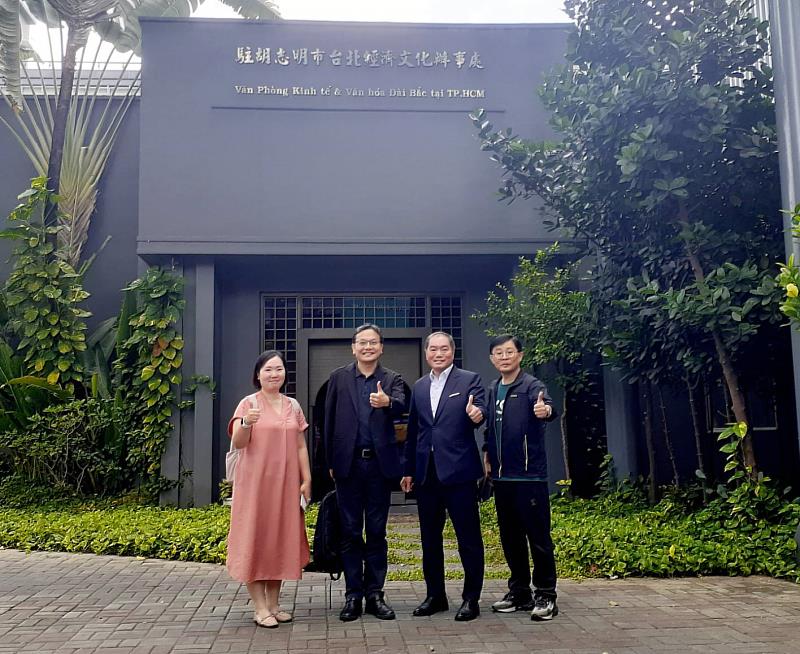 崑大行政副校長鐘俊顏(左2)拜訪駐胡志明市台北經濟文化辦事處陳和賢組長(右2)