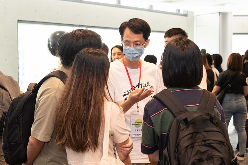 永慶房產集團資訊部協理呂學堯(中)向求職者分享數據科學在房產科技中的應用可能。