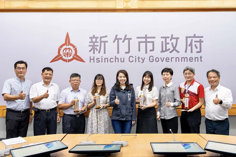 圖2:左起地政處長何憲棋、都發處長翁義芳、地政處科長吳聲鴻、都發處技士盧昭君、新竹市長高虹安、警察局偵查佐黃品菱、警察局長張素菱、香山區衛生所醫師兼主任江國彬、衛生局長陳厚全