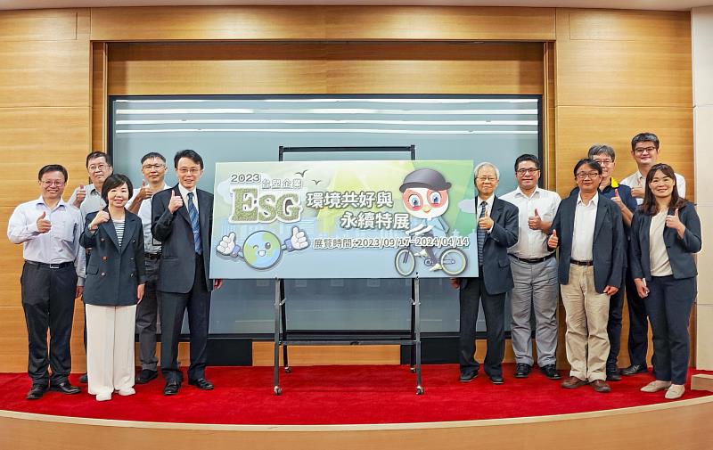 王光正館長(左5)邀請學校及企業各代表上台合影,特展開幕正式啟動。