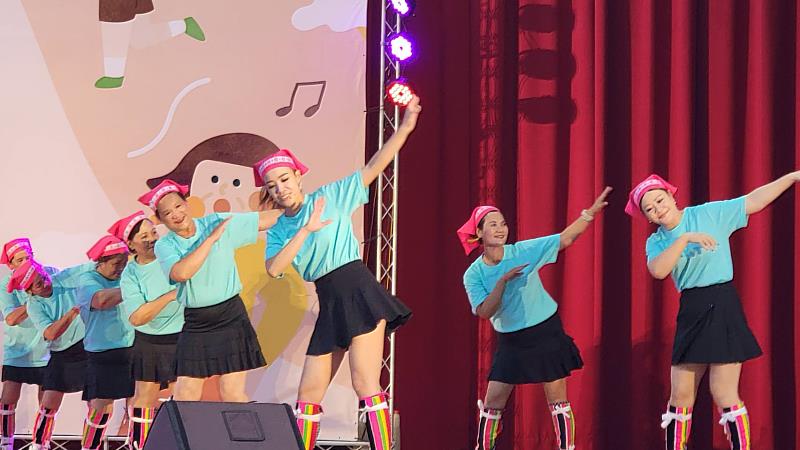 銀髮長者展現健康活力與凝聚力 112年長者活躍老化東區競賽-阿公阿嬤舞GO厲害 臺東縣摘下新秀組一銀一銅