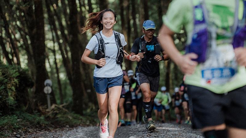 知名運動Youtuber一輪的運動日常受品牌邀請參與25公里賽程體驗越野綠色賽事。（攝影師：Momo 邱于恆）