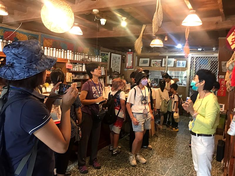 走讀路徑來到文英手工皂文創景點，由涂文英老師向學員說明天然皂的製作及對環境的保護