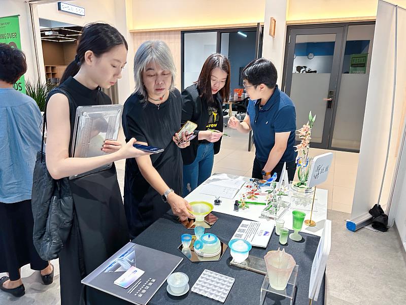 竹市玻璃微型品牌獨具魅力，於商洽媒合會中吸引通路買家熱烈詢問。