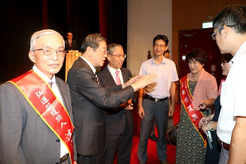 考試院黃榮村院長向獲獎的中醫大沈戊忠講座教授等優良模範教師道賀。