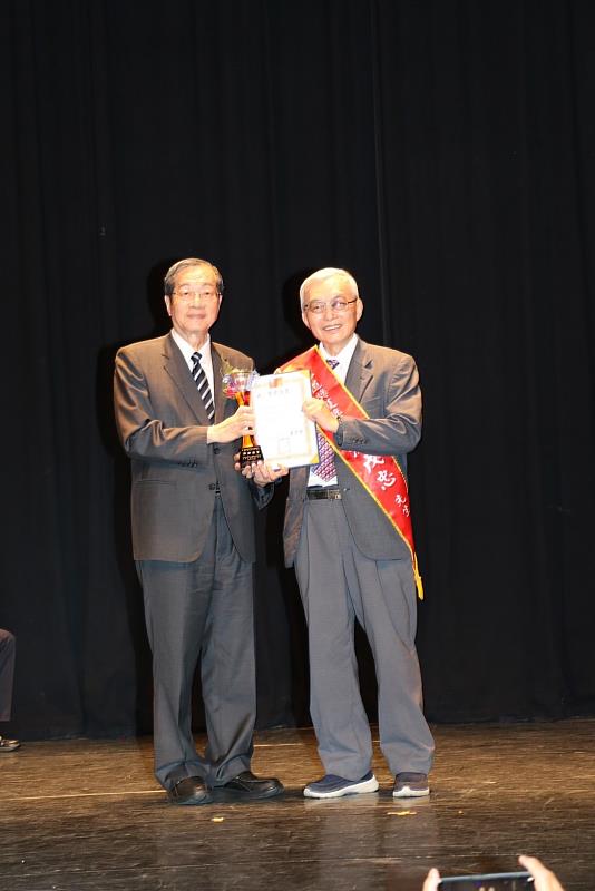 中國醫藥大學沈戊忠講座教授接受考試院黃榮村院長頒獎表揚。