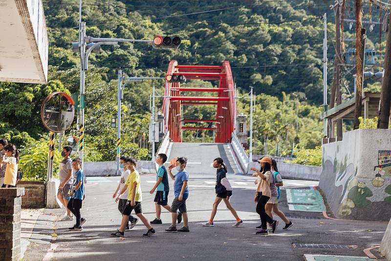 1_新北市文化基金會9月起前進雙溪國小、瑞芳國小舉辦科技藝術巡迴公益展，鄰近共6校學童不用長途跋涉，就近就能體驗科技與藝術結合的無窮魅力。
