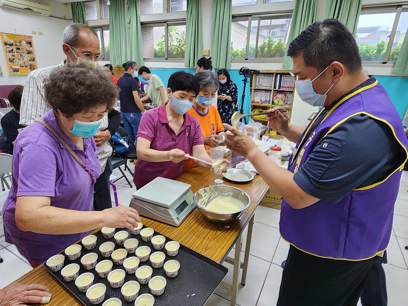 朝陽科大休閒事業管理系USR團隊，教導東勢山城社區長者以在地食材柑橘來製作中秋應景糕點，頗受好評。