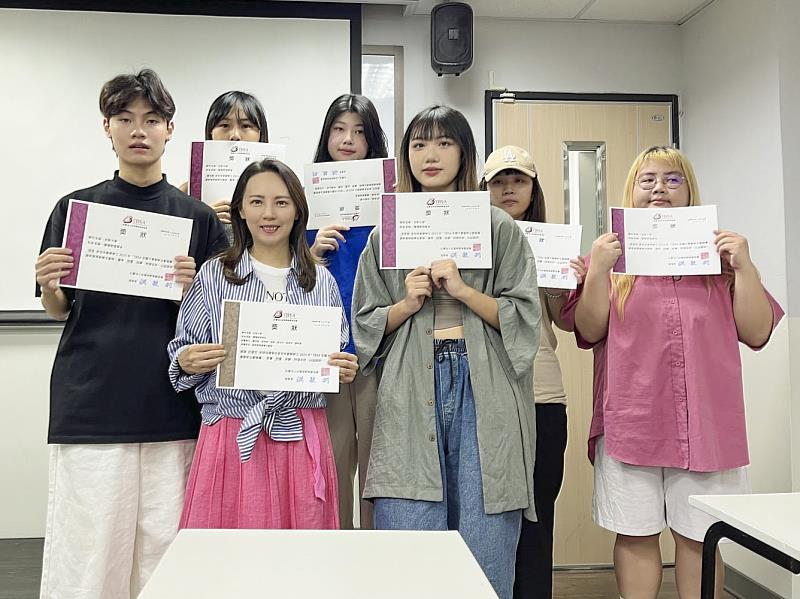 世新傳管系教授兼研發長許碧芳指導學生榮獲第12屆TBSA全國大專院校創新企劃競賽特優。(傳管系提供)