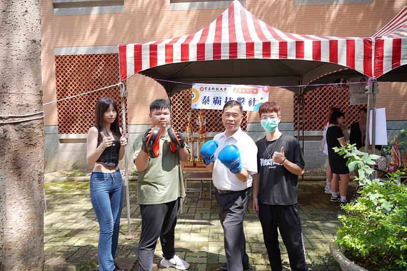 主任秘書陳進喜與泰霸技擊社幹部同學合影