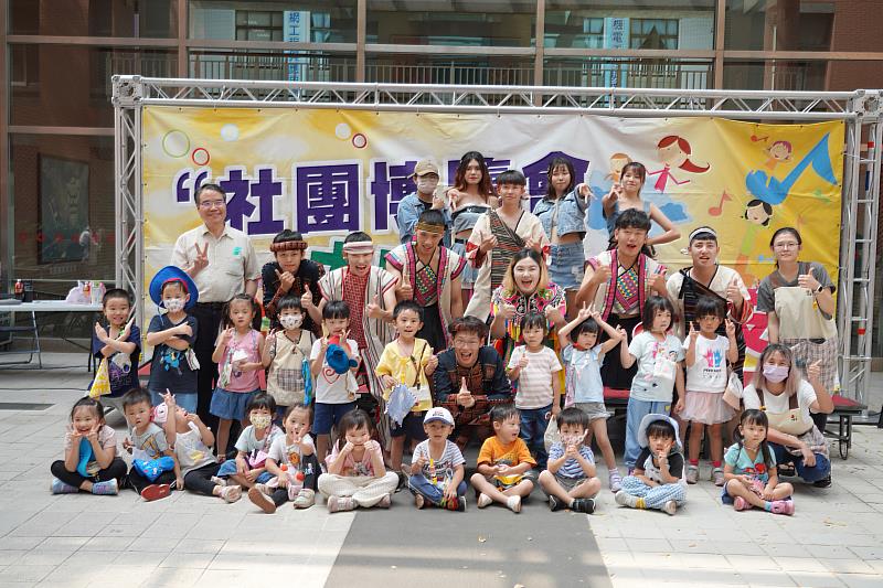 學務長胡英麟及表演同學與廣秀幼兒園小朋友合影