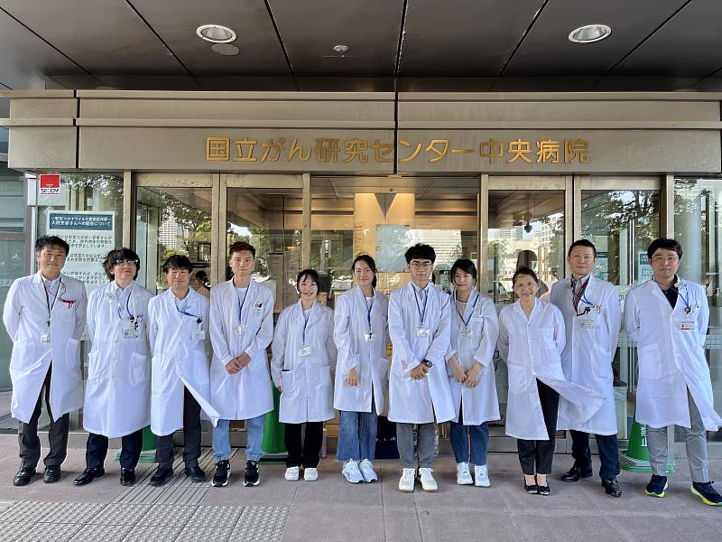 元培醫放系學生(中5位)獲教育部學海築夢計畫補助於2023年暑假到日本國立癌症研究中心實習與師長們合影