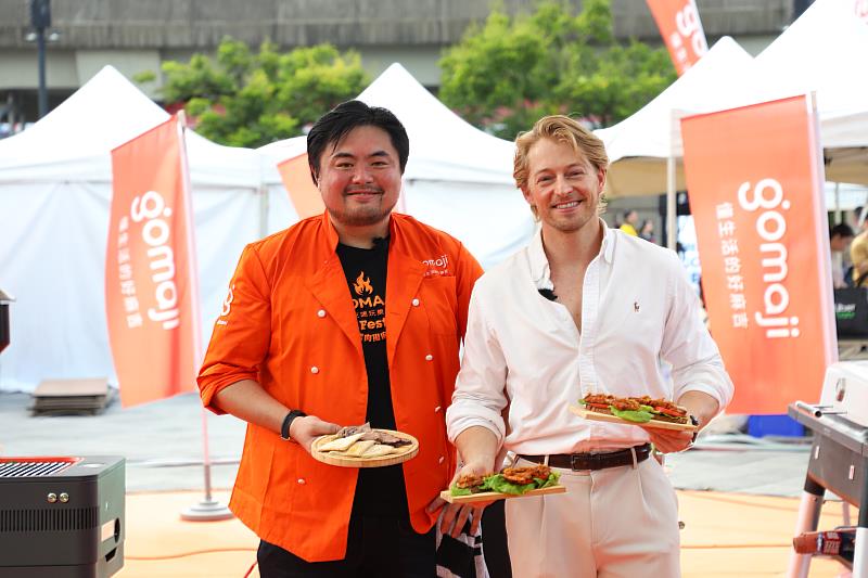圖說二「gomaji 2023麻吉烤肉節」於9/16盛大登場，熱愛烤肉的gomaji策略長Michael(圖左)與廚藝不凡的法國型男法比歐(圖右)，在活動中為台灣風情與法式風味的烤肉，激盪出不同的美食火花。(圖/ gomaji提供)