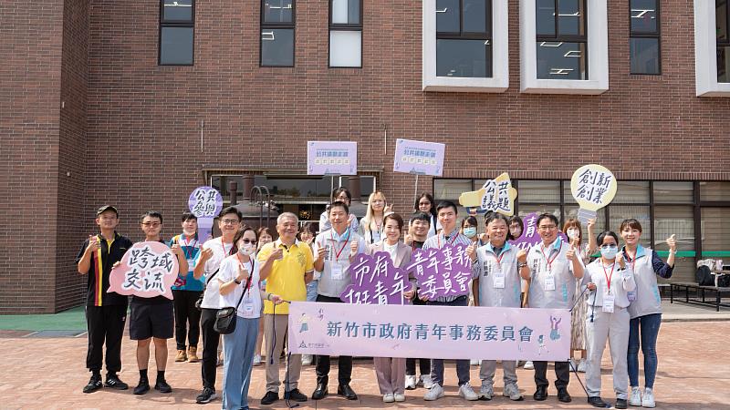 圖1.市長高虹安與新竹市青年事務委員參訪台灣纖碧爾酒業