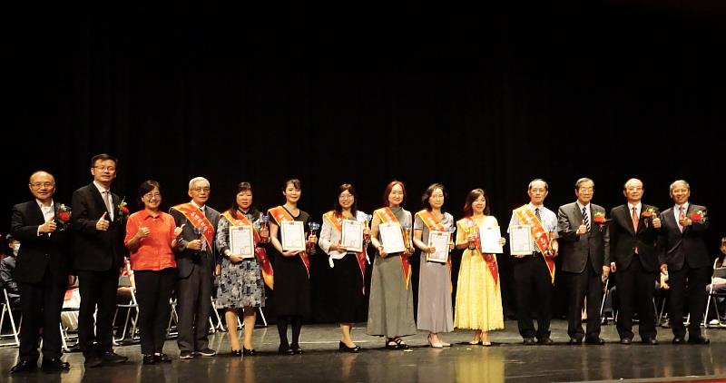 112 年全國資深優良教師表揚大會，弘道獎獲獎師長合影。