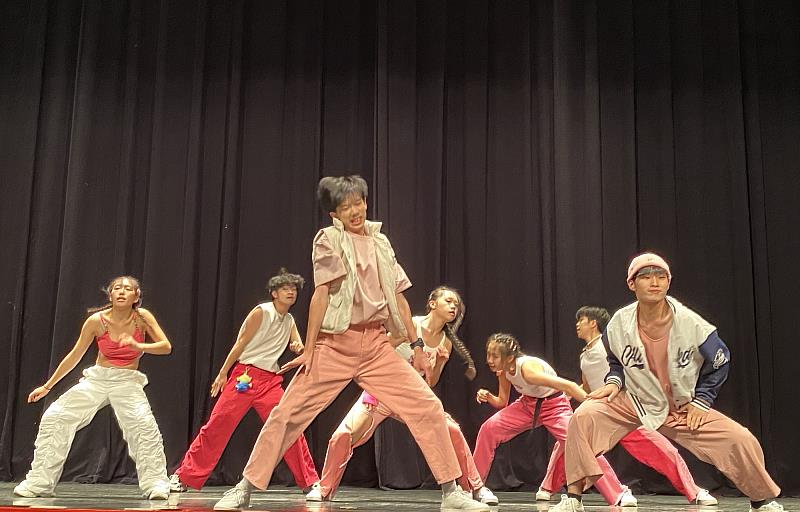 華岡藝校表演藝術科同學演出迎賓舞蹈。