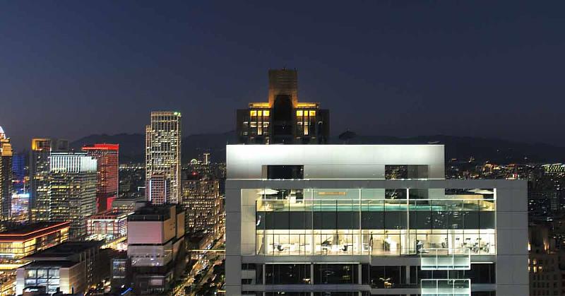 媲美國際五星級飯店的天空俱樂部，首創台灣高端住宅市場中，將公設規劃於視野最佳的頂樓樓層，讓每位住戶都能享受信義計畫區的無價景緻。
