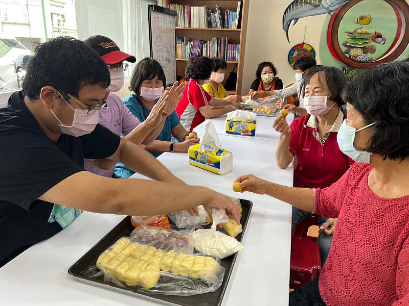 風災重創 臺東縣海岸線區社福中心志工暖心做月餅 送愛進24戶弱勢家門