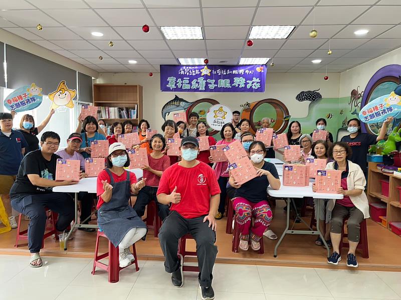 風災重創 臺東縣海岸線區社福中心志工暖心做月餅 送愛進24戶弱勢家門