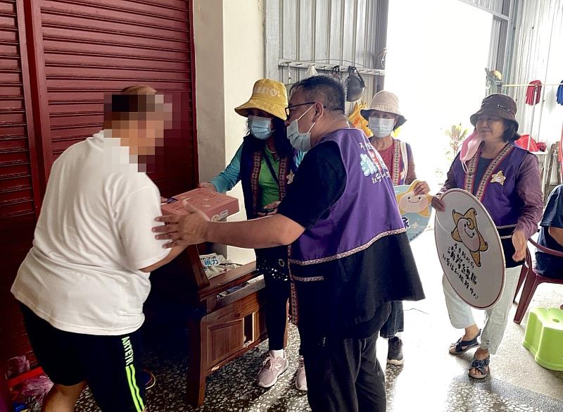 風災重創 臺東縣海岸線區社福中心志工暖心做月餅 送愛進24戶弱勢家門