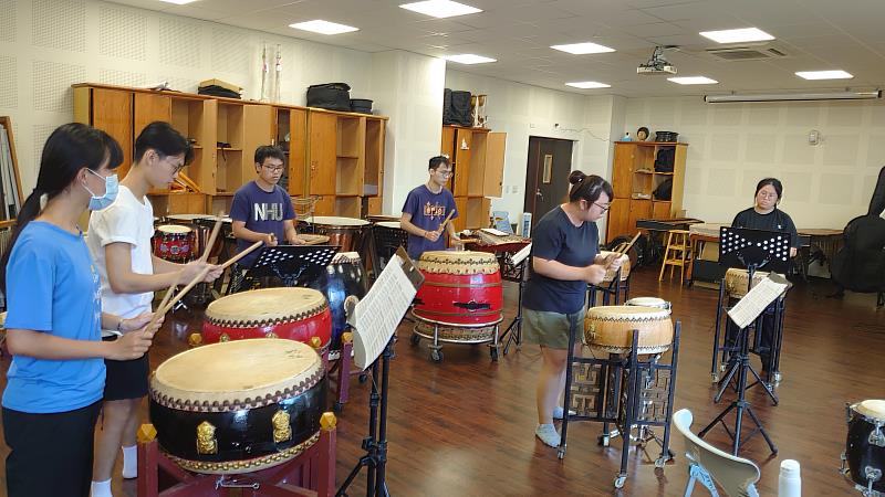 南華大學民族音樂學系為參加2023馬來西亞禾樂國際藝術節，擊樂團利用暑假時間進行團練。