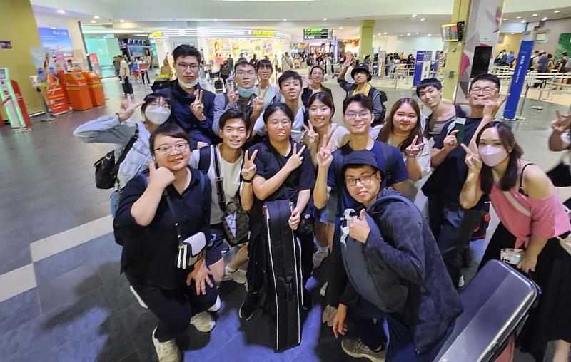 南華大學民族音樂學系參加2023馬來西亞禾樂國際藝術節獲5金2銀，團隊合影留念。