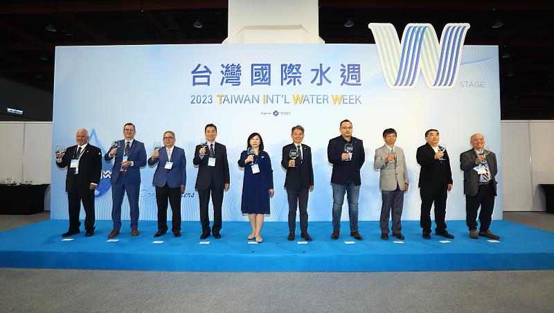 2023年台灣國際水週開幕海內外貴賓祝水合影，為展覽揭開序幕。(貿協提供)