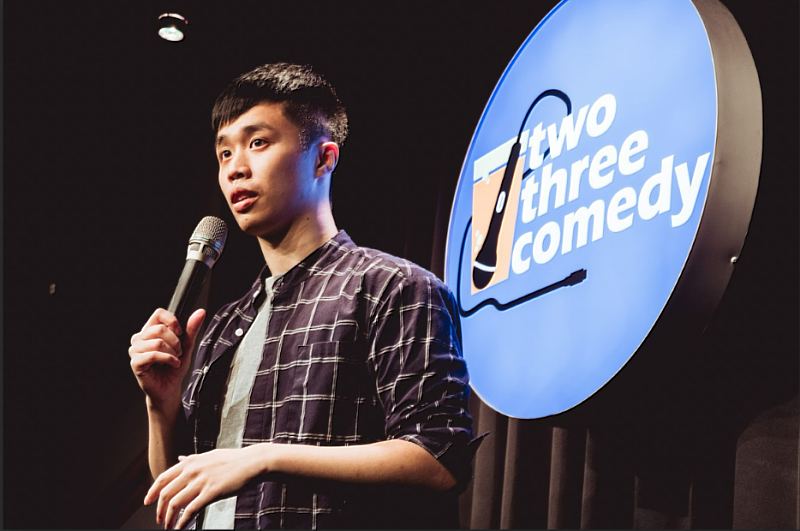 四年單口喜劇經驗、超過50場單口喜劇售票演出的演員王學仁將於10月4日至青職基地以「笑死我了～我的斜槓喜劇人生」為題分享。