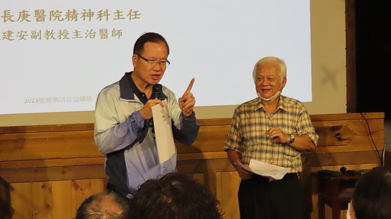 南華大學舉辦健康講座，林辰璋副校長(左)致詞。