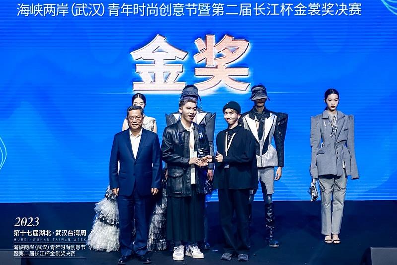圖說五：柯王加樂同學(前排中)與黃志豪同學(前排右)獲頒「海峽兩岸(武漢)青年時尚創意節暨第二屆長江杯金裳獎大賽」金獎(照片由臺灣好報提供)