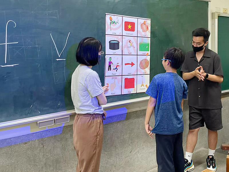 大葉大學英語系的越南學生帶領三春國小學童學習英語，同時認識異國文化