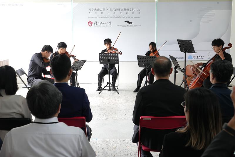 成大管弦樂社為 21 日簽約現場演奏多首動聽樂曲