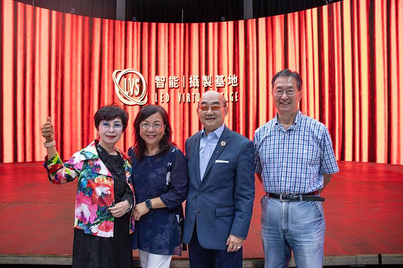 世新傑出校友唐台齡（左一）與先生方光申（右一）、世新傑出校友陳家麒（右二）與妻子鄭淑芬（左二）大讚世新引領傳播教育。（世新大學提供）