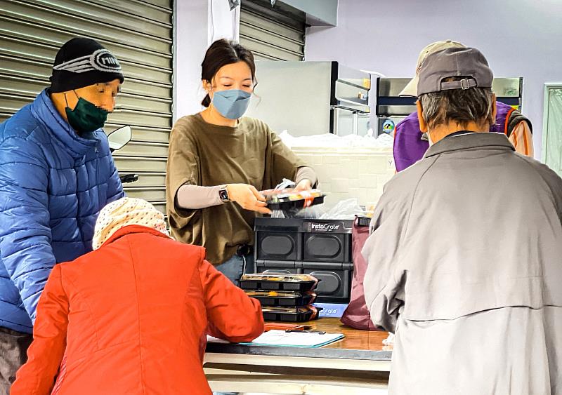 慧君(左3)製作便當送暖街友