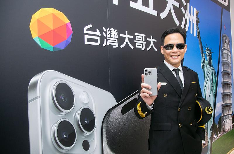 台灣大哥大總經理林之晨今特別穿著機長裝，出席iPhone 15開賣活動，像機長一樣肩負使命與責任，在B5G時代引領同仁、用戶體驗科技美好生活。