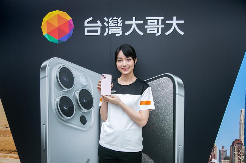 「圍棋女神」黑嘉嘉擔任台灣大iPhone15開賣活動的一日店長，並且是myfone代言人。