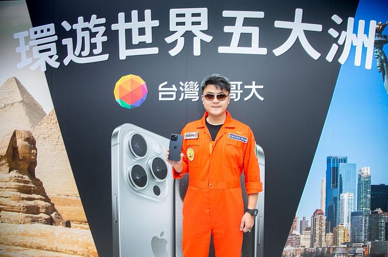 台灣大哥大個人用戶事業商務長林東閔扮演戰鬥機飛行員，出席iPhone 15開賣活動，全力衝刺iPhone 15全系列機款銷售。