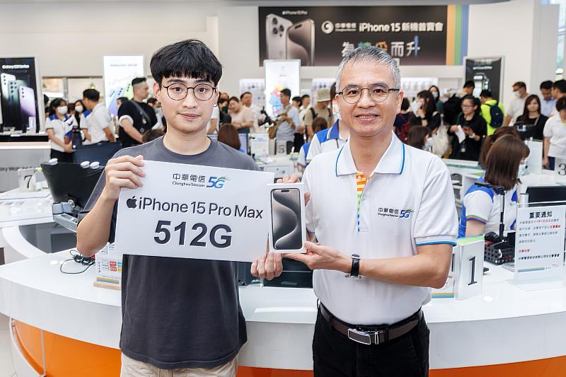 中華電信董事長郭水義(右)將全新原色鈦金屬iPhone 15 Pro Max (512G)交予幸運抽中該獎項的現場排隊客戶。