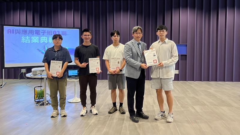 陳永富（右2）副校長頒發結訓證書