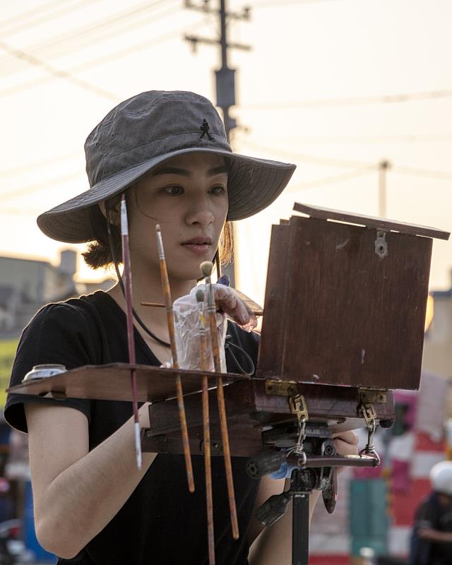 圖二：王虹懿擅長運用油彩、炭筆等媒材，以幽默敘事的風格將生命故事呈現於創作中。（王虹懿提供）