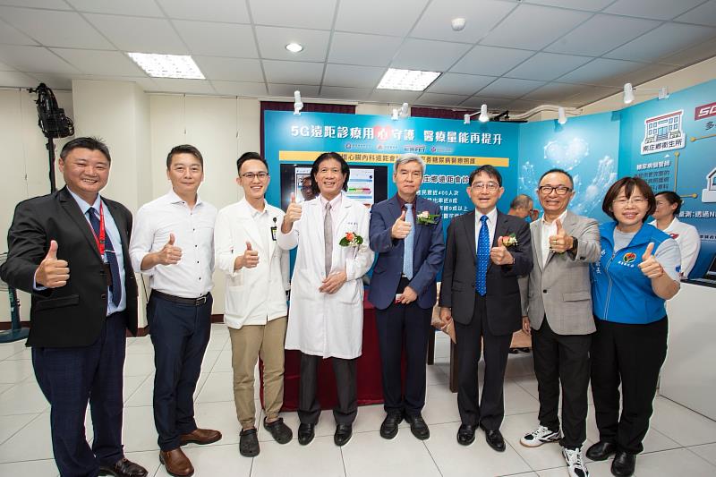 遠傳5G遠距診療服務再展新局!專科會診科別除了原先的新陳代謝科、眼科,將再擴增心臟內科,大幅提升糖尿病及慢性病患者就醫便利性。圖左四為恭院長、右四為國衛院院長、右二為遠傳高煥元副總。