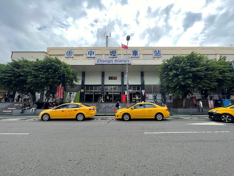 永慶房產集團統計北北基桃台鐵各站點周遭平均總價1000萬以下的房市交易狀況，其中桃園「中壢火車站」交易量最大，顯示有相當多千萬以下產品！