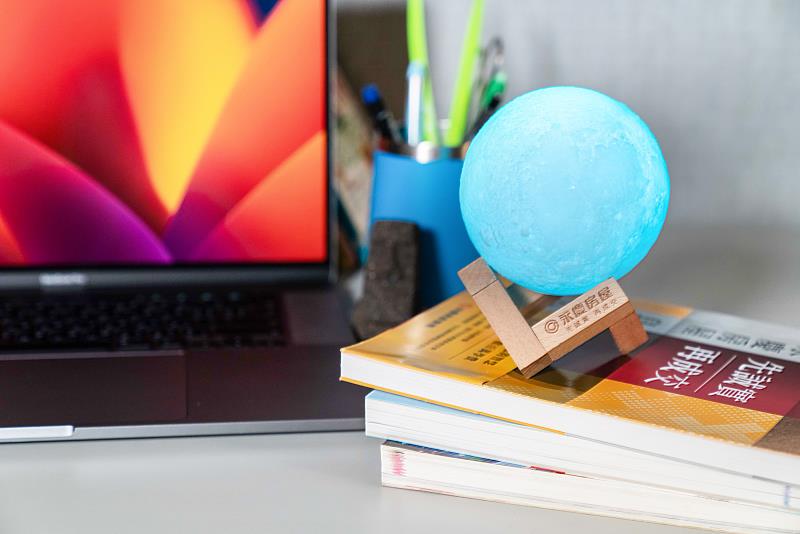 「月來月幸福小夜燈」有7種燈光顏色可以選擇，能調整燈光明暗度，讓你有舒適的光線好入眠。