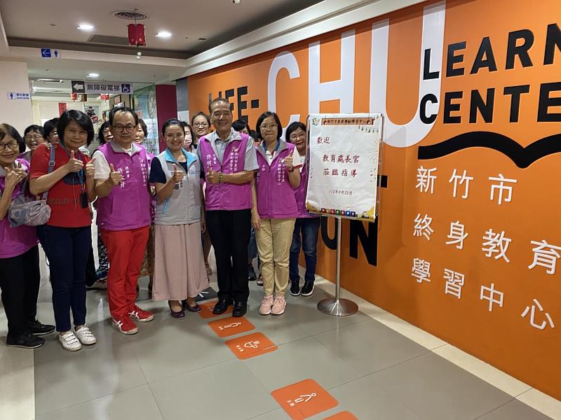 教育處副處長張品珊與許明財理事長及志工合照