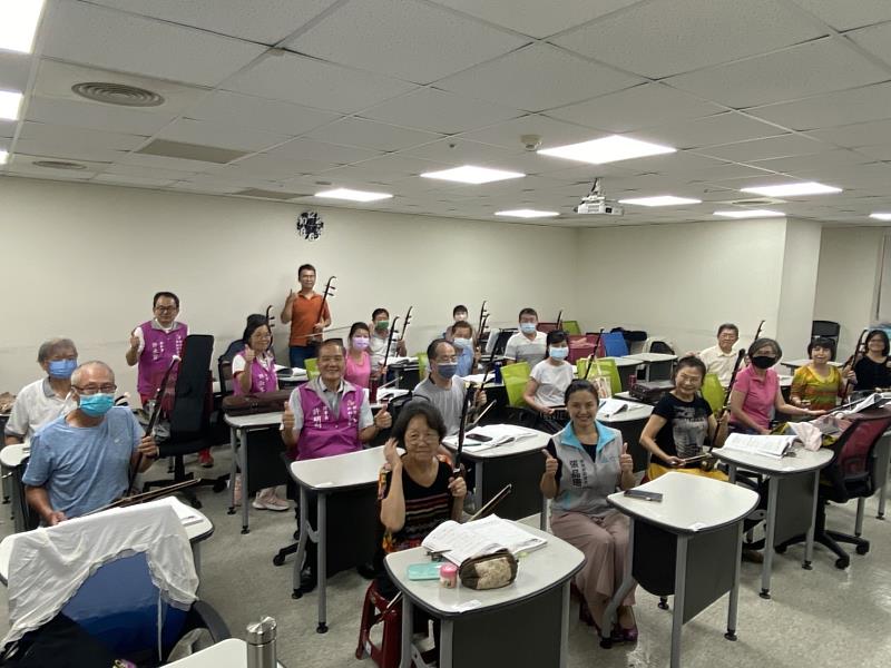 教育處副處長張品珊與學員一起上二胡課程