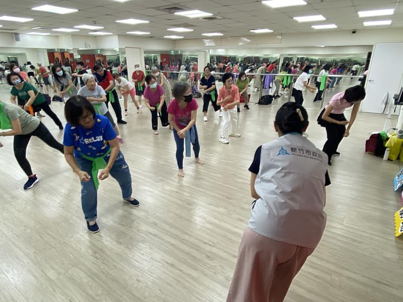 教育處副處長張品珊與學員一起上有氧課程