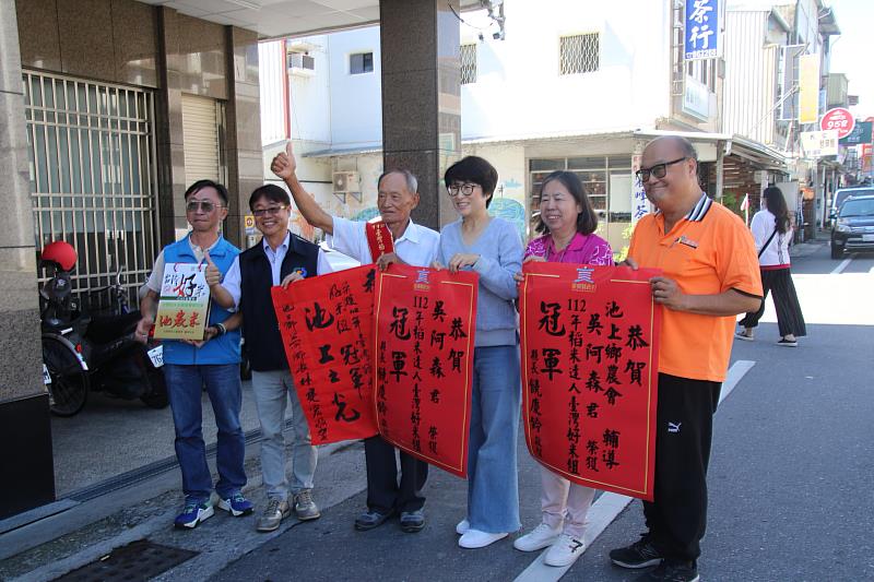 橫掃千軍 池上鄉吳阿森榮獲稻米達人「臺灣好米組」全國冠軍 饒慶鈴親往頒紅榜