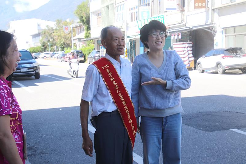 橫掃千軍 池上鄉吳阿森榮獲稻米達人「臺灣好米組」全國冠軍 饒慶鈴親往頒紅榜